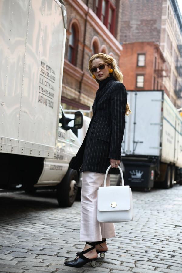 Los complementos marcan la diferencia en este look minimalista pero súper especial.