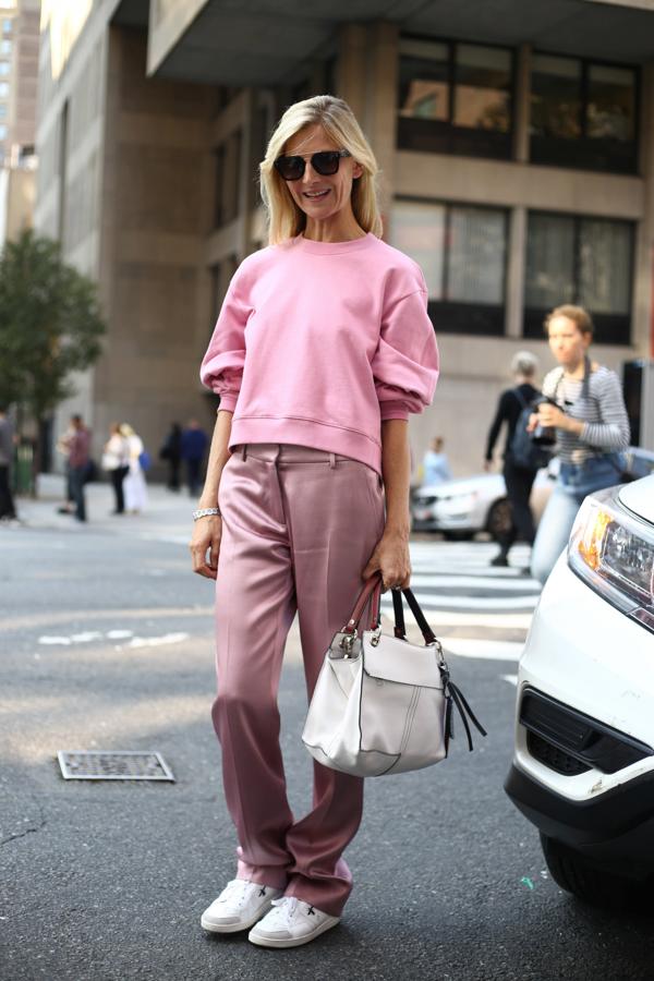 Los tonos 'soft' no son exclusivos de la primavera: en septiembre, atrévete a vestirte de rosa de pies a cabeza con un toque 'casual'.