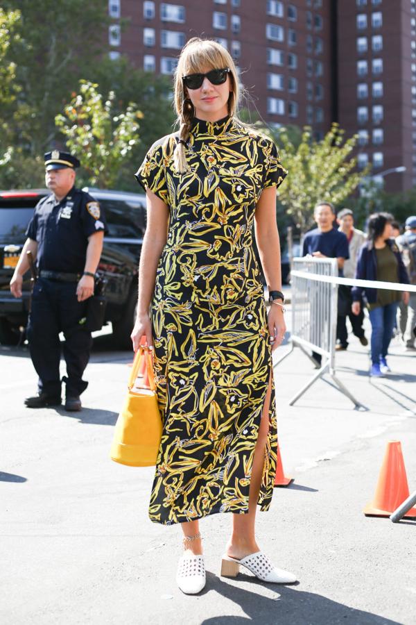 Diga lo que diga Pantone, el amarillo se ha posicionado como el color de la temporada. Si no te atreves con el 'total look', inclúyelo en estampados o complementos.