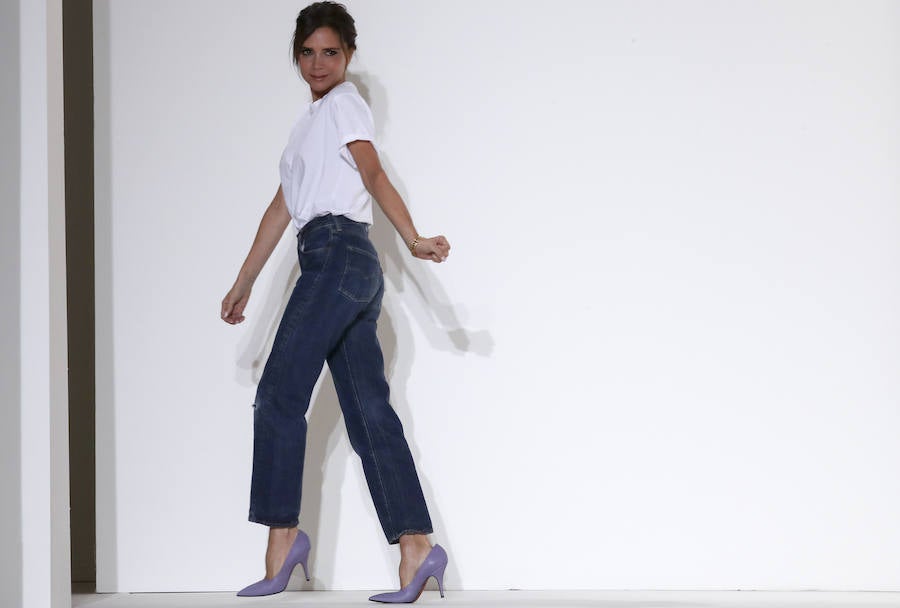 La combinación de los básicos de la diseñadora funciona muy bien: camiseta blanca. vaqueros y unos salones lilas.