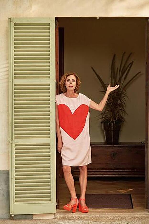 Ágatha posa en los jardines del Hotel Can Simoneta, en Mallorca, con uno de sus vestidos de su firma.