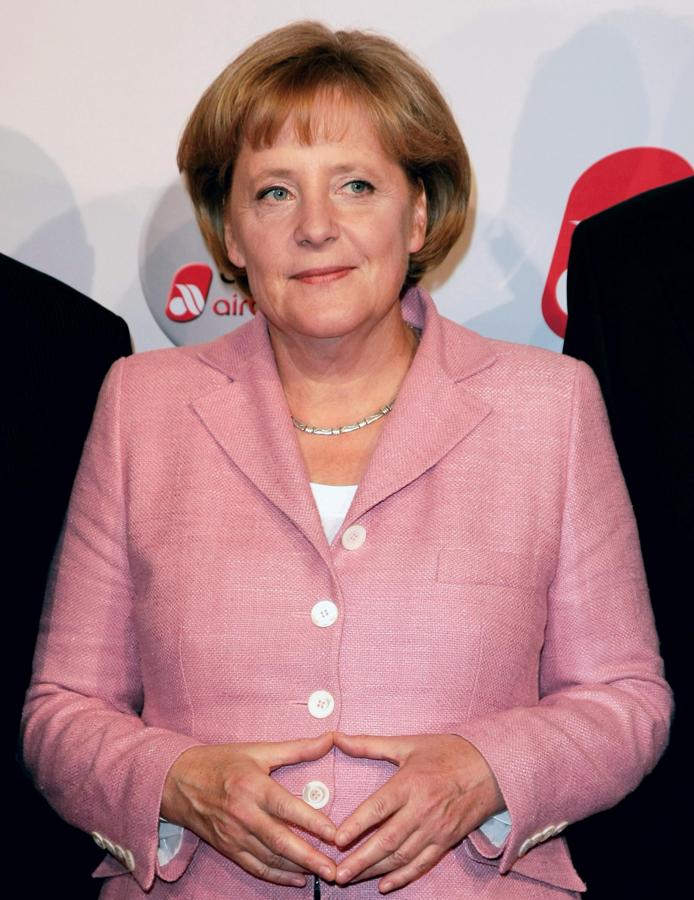 Durante años, su imagen de pelo fueron muy criticados. Cuando cumplió 60 años, le pidió ayuda al peluquero de Claudia Schiffer.