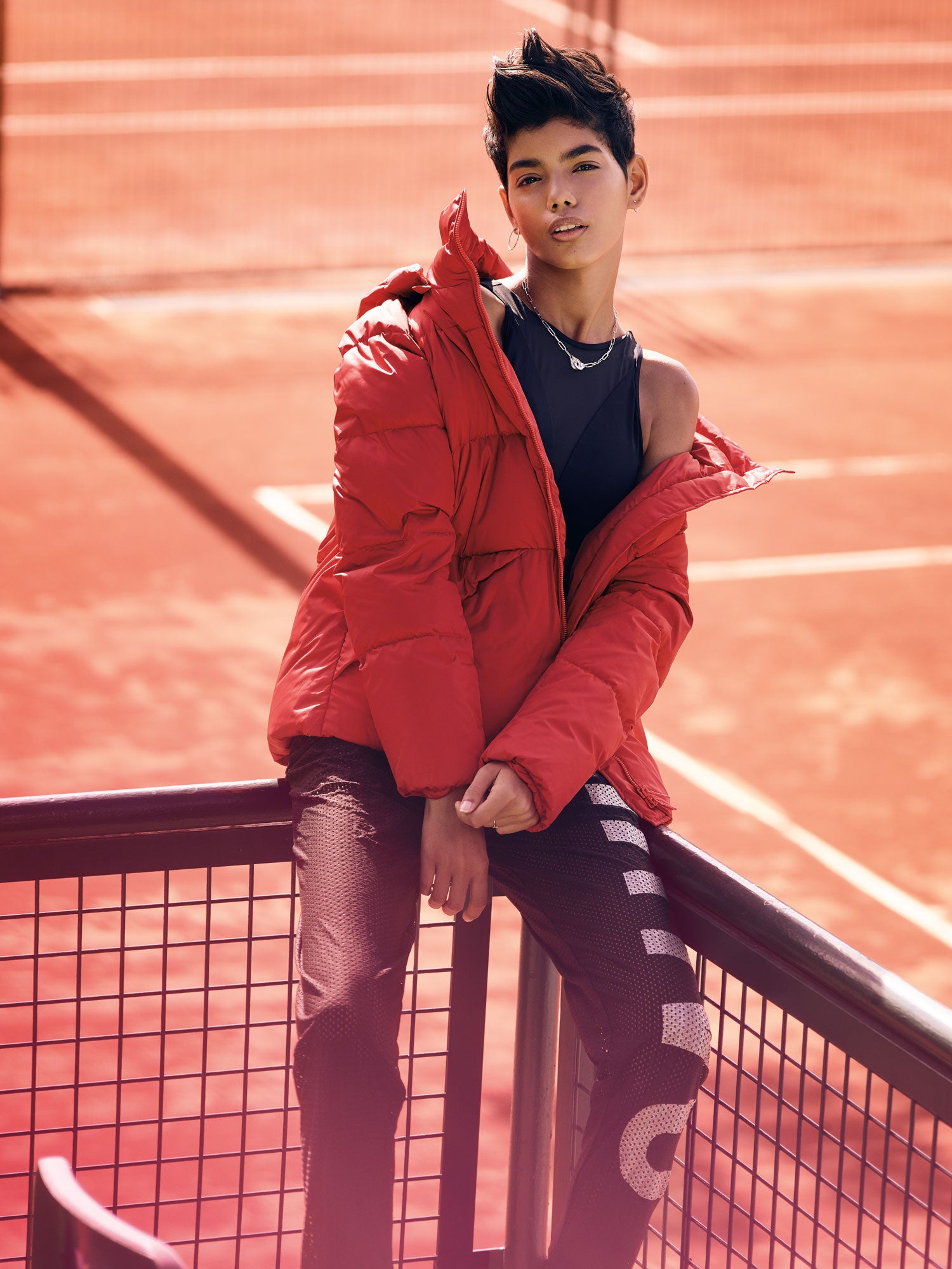 Top de Women´secret, plumas de Marella Sport, pantalón de Calvin Klein y zapatillas de Adidas. Collar de Dihn Van, pendiente y anillo de Aristocrazy y aro de Sansoeurs.