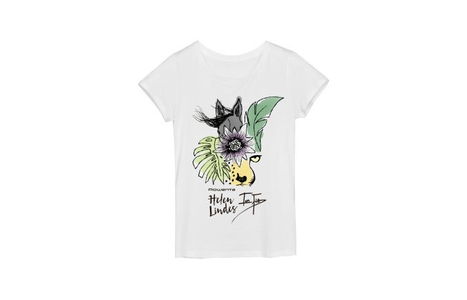 Es el primer diseño que hace la modelo Helen Lindes y, a partir de ahora, quiere continuar en ese campo. Se trata de una camiseta en colaboración con Rowenta y el diseñador Ion Fiz, que la presenta en su desfile en Madrid Fashion Wee. Tiene fines benéficos y se vende exclusivamente en la Fundación Ana Bella, que lucha contra la violencia de género. fundacionanabella.org.