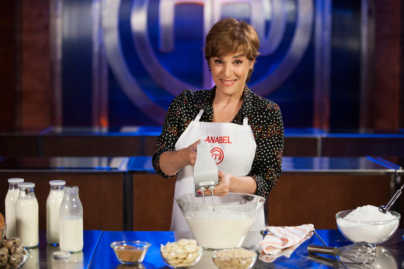 La actriz y ocasional presentadora Anabel Alonso se declara como una 'fan' incondicional de amante los platos de cuchara de toda la vida y de los guisos. Sin embargo no descarta experimentar durante el concurso y apuntarse a las últimas vanguardias culinarias.