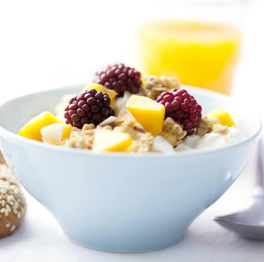 Bebida de kéfir de almendras y frambuesas que se prepara batiendo leche de almendras, almendras molidas y kéfir. Añade unas frambuess, nueces picadas y anacardos. Si no te gustan las frambuesas puedes elegir cualquier otra fruta.