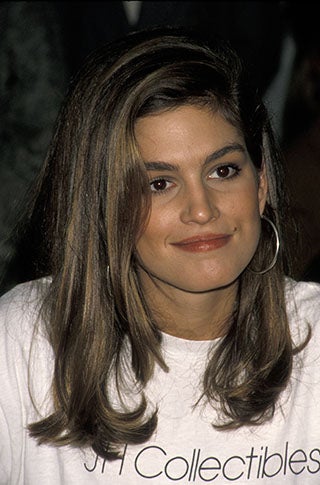 Cindy Crawford anuncia su relación con la Asociación JH Collectible Sportswea en 1990.