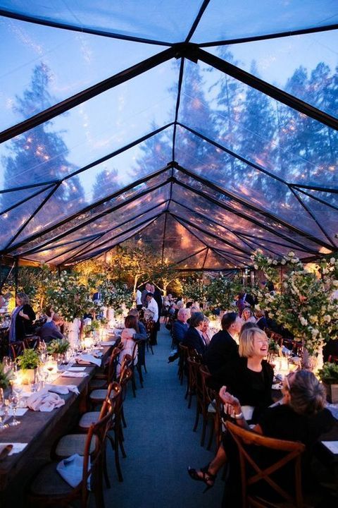 Aunque siempre tienes la opción de poner una carpa transparente que quite frío, pero dé el mismo efecto de boda al aire libre. (Foto: Pinterest)