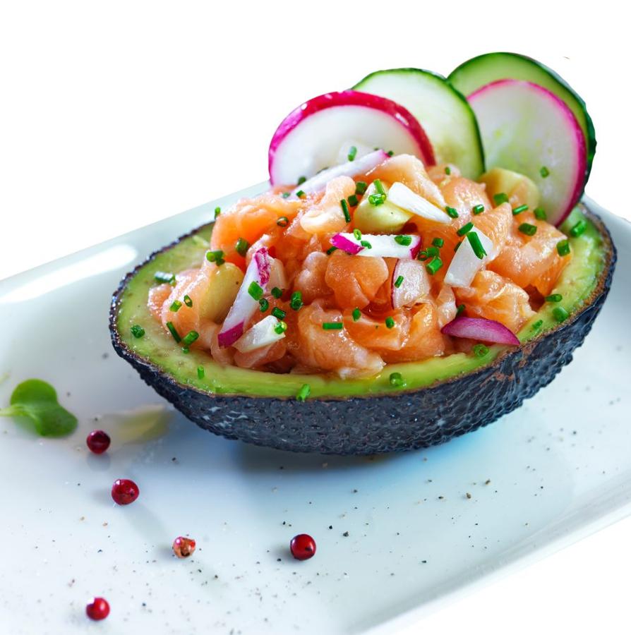 Si no tienes tiempo de prepararlo en casa, apuesta por productos elaborados, pero de calidad. El salmón es un básico que debes tener en el frigorífico. Y una ensalada de salmón, aguacate, huevo cocido y un toque de limón es la opción perfecta.