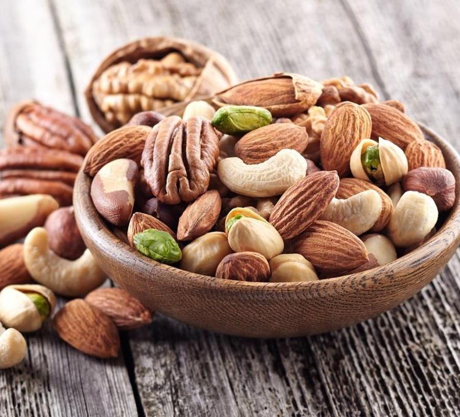 Los frutos secos que elijas no deben ser fritos y, a ser posible, sin sal. Los pistachos y las almendras crudas te ayudarán a saciarte.