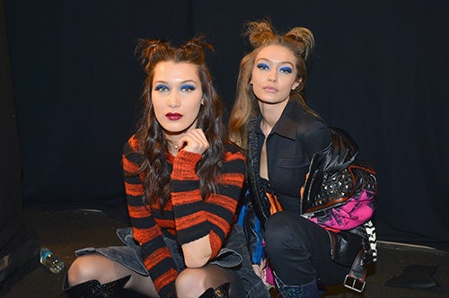 Las hermanas Hadid, Gigi y Bella, posando para uno de sus últimos desfiles. El parecido de las dos hermanas es muy notable...