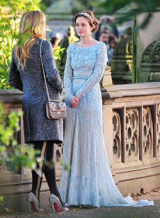 Por no hablar del maravilloso Elie Saab Alta Costura azul de la boda de Blair y Chuck en Central Park que nos pondríamos para nuestro próximo evento de noche (aunque no fuéramos la novia) y de los Louboutin con los que Serena puso el toque 'glitter' a su look.