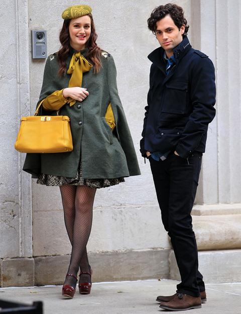 Uno de los mejores ejemplos del 'look preppy' que popularizaron las chicas más famosas del Upper East Side neoyorkino se refleja en este look con capa, boina y complementos en contraste de Blair Waldorf.