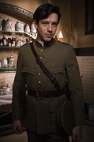 El hermano de Julia. Sensible y de carácter pacífico, el horror de la guerra le ha superado. Sobre todo porque piensa que no ha podido salvar a su amigo del alma, Andrés, al que dejó en el frente y al que cree muerto.