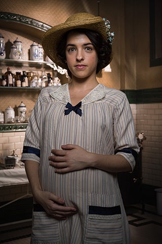 Trabaja en la cantina de su padre, al que se siente muy unida. Lleva tiempo viviendo en Melilla donde ha encontrado al amor de su vida: Luis. A Raquel le gusta la buena vida, los lujos y la posición social que le da el estar casada con un médico militar. Pero su mundo se viene abajo con la llegada de Pilar.