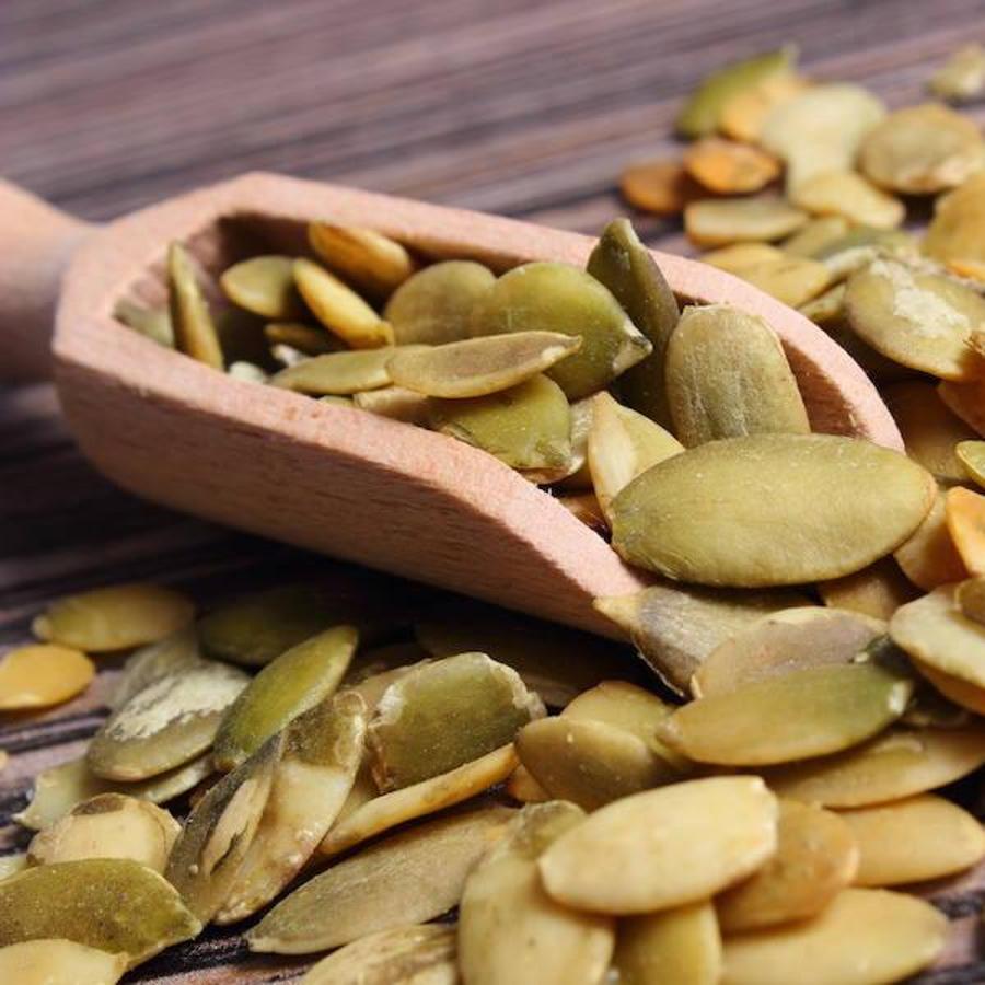 Las semillas de calabaza, crudas y sin sal, son saciantes y saludables, pero recuerda tomar un puñado y no excederte en su consumo.