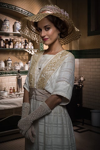 Hija del teniente coronel Vicente, es una joven que siempre ha tenido todo lo que ha deseado. Es guapa y está acostumbrada a ser el centro de atención no sólo de sus padres sino también de su novio, Fidel, de quien está profundamente enamorada y con quien desea casarse de inmediato y regresar con él a la Península.