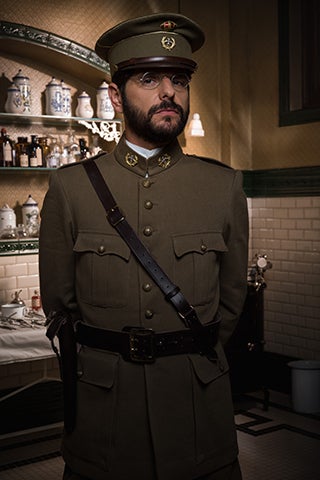 Capitán de la Jefatura de Sanidad Militar, es el hombre de confianza del teniente coronel Vicente. Es un militar de vocación, disciplinado y obediente. Ha participado en combate pero ahora está lejos del frente, sirviendo en la organización de la sanidad militar en la ciudad.