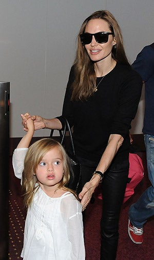 Angelina Jolie y su hija Vivienne Jolie Pitt en la terminal del aeropuerto de Tokyo en 2013.
