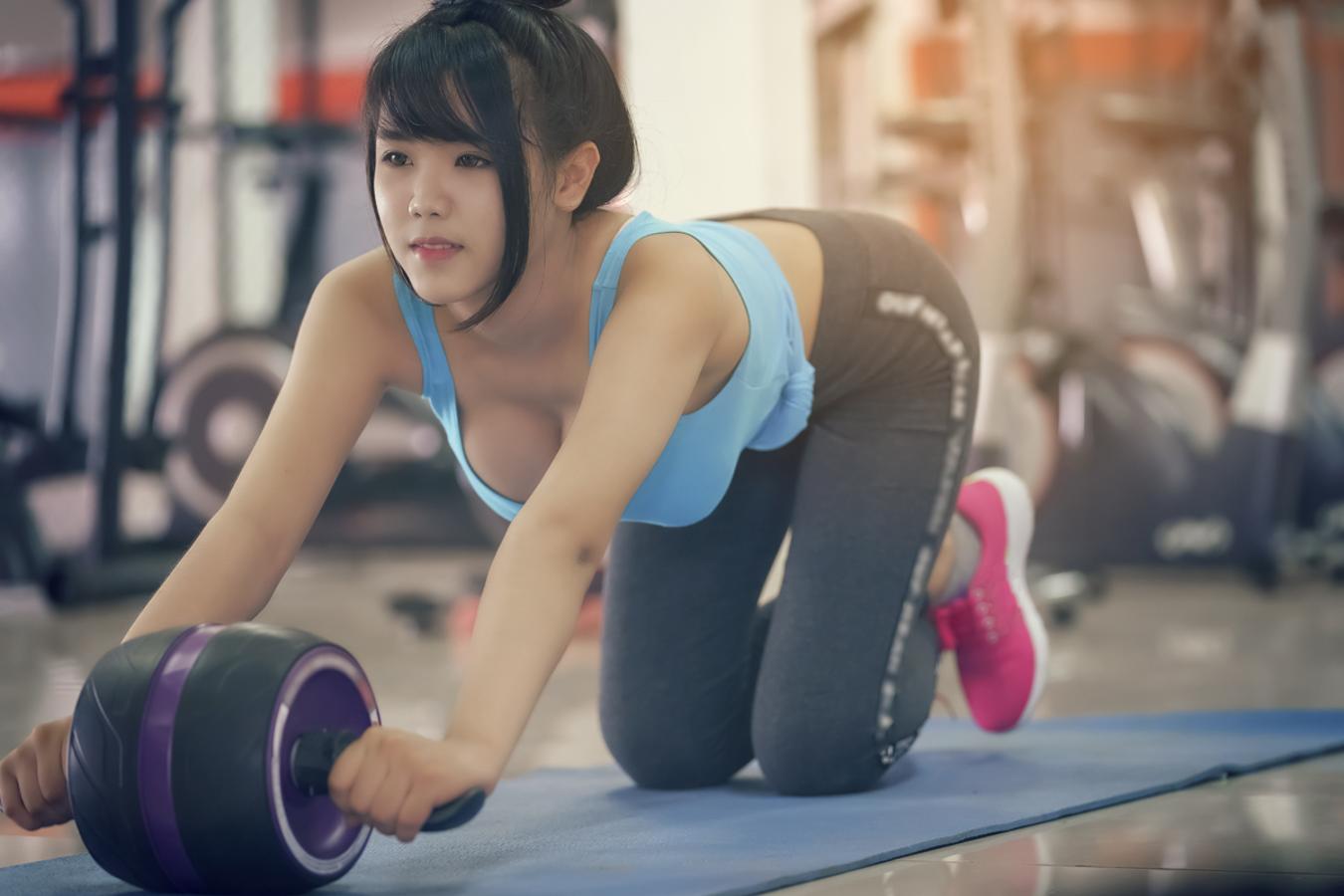 Otro ejercicio que se ha vuelto muy popular y para el que necesitarás este curioso accesorio, la rueda abdominal. Concéntrate en tu abdomen mientras haces el movimiento, sobre todo al subir, que es cuando realmente estás trabajando tus abdominales. ¡Sencillísimo! Puedes hacer 20 repeticiones y 3 series.