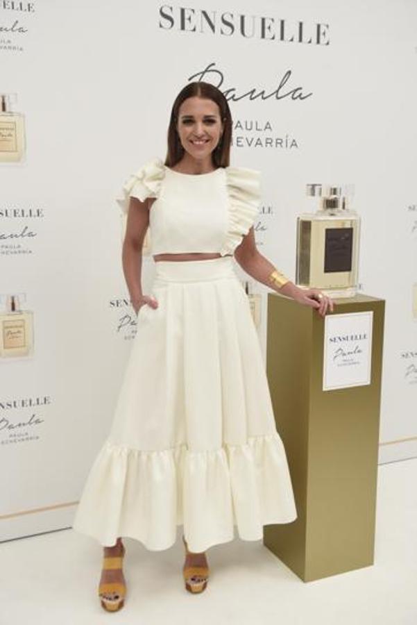 En medio del revuelo por la ruptura, Paula presentó su nuevo perfume enfundada en un dos piezas de Dolores Promesas blanco nupcial. Y sí, estaba muy guapa.