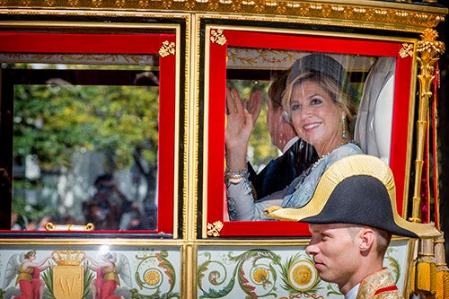 La Reina Máxima saluda desde la carroza en la que viaja al Palacio de Noordeinde.