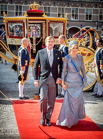 La Reina Máxima y el Rey Willem-Alexander saliendo de la carroza por la alfombra roja.