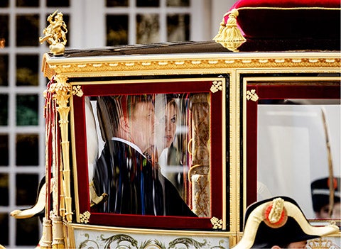 El Rey Willem-Alexander y la Reina Máxima dentro de la carroza en el Palacio Noordeinde.