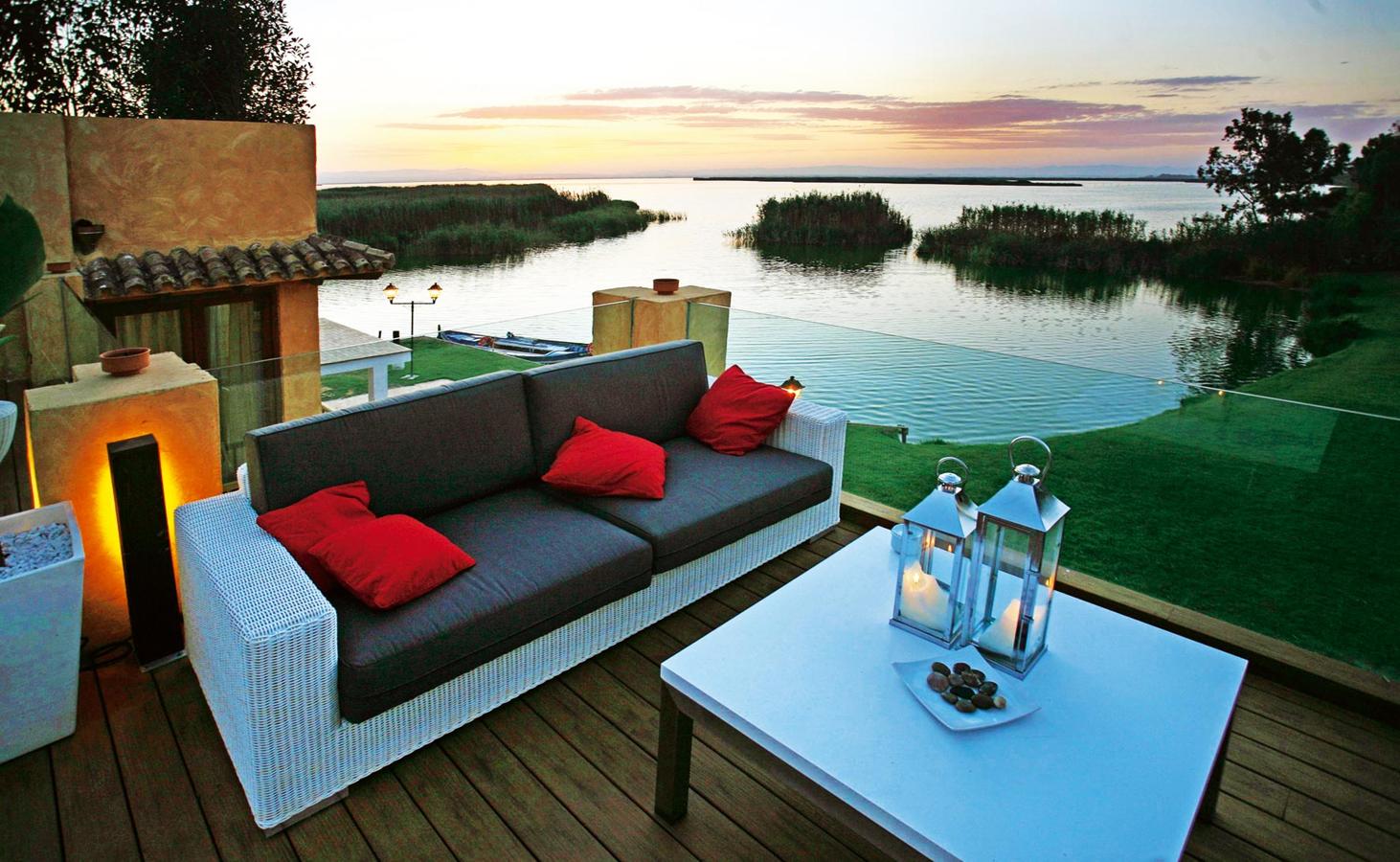Son famosas sus puestas de sol sobre la Albufera, en pleno parque natural. Su cocina y su bodega son también de aplauso.
