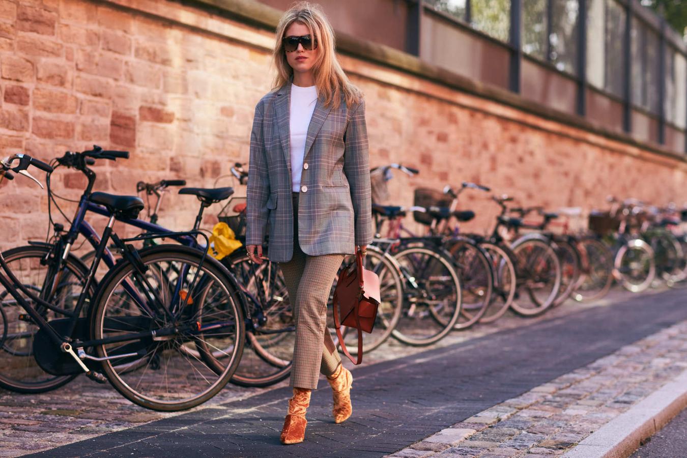 En chaquetas, pantalones, vestidos... los hay influencer que no tenga ya en su armario una prenda con estampado de cuadros que es capaz de trasladarnos a los campos de Reino Unido