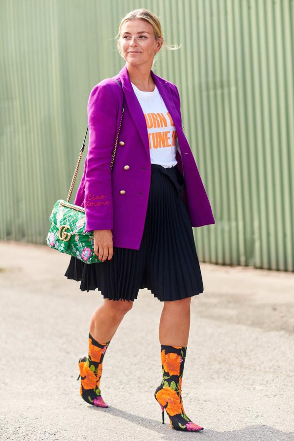 Desde que Balenciaga los subió a la pasarela, existe una auténtica fiebre por estos botines de flores con tacón de aguja de los que es imposible apartar la mirada. Si quieres una opción más económica, las tiendas low cost tienen en sus estantes propuestas similares al alcance de todos los bolsillos