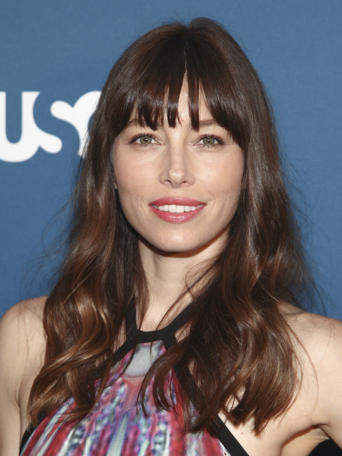 Castaño con mechas cobrizas, otro color perfecto para este otoño y que la actriz Jessica Biel lo luce en su melena larga con flequillo.