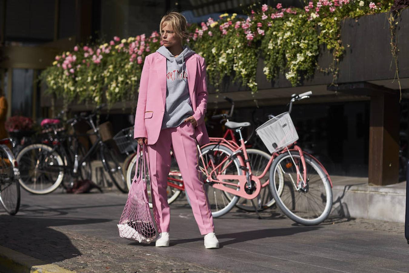 Es uno de los colores que más han triunfado durante el verano y lo seguiremos usando en los próximos meses, como lo demuestra este conjunto casual con sudadera y zapatillas