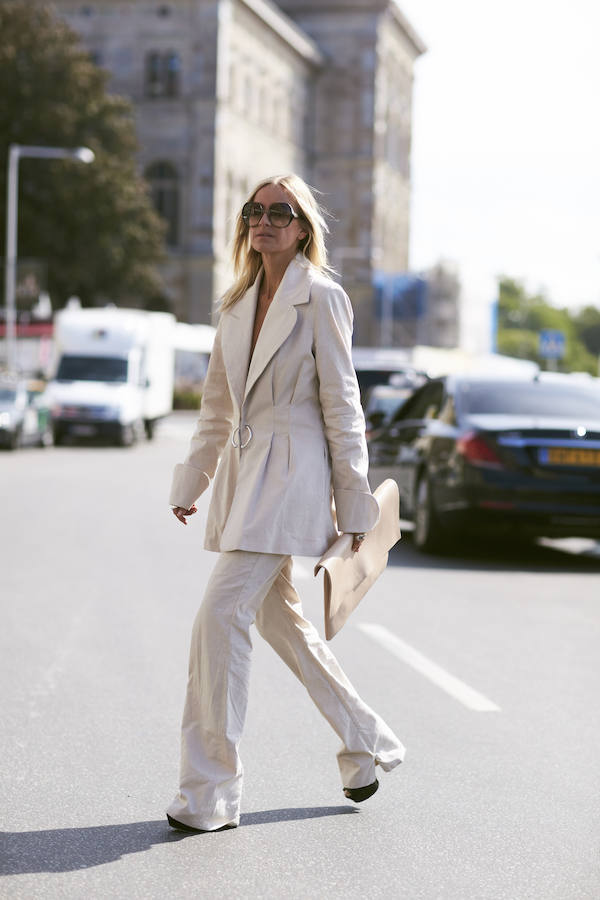 Los dos piezas se reiventan en monocolor con chaquetas especiales, como esta con hebilla en la cintura