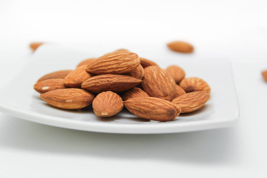Las almendras se llevan el galardón de alimentos hipercompletos. Ambas contienen precursores de omega-3, vitamina E y magnesio, que permiten mantener el nivel de concentración durante un tiempo sin que luego haya un bajón rápido, como podría suceder después de tomar un piscolabis con azúcar.