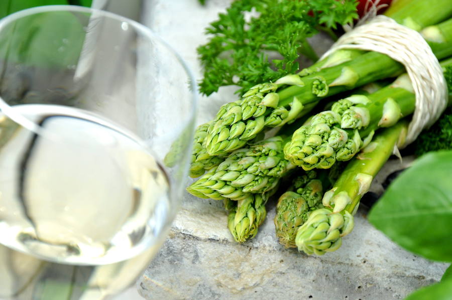 Los espárragos contienen vitamina E, que puede ayudar a minimizar el deterioro cognitivo asociado a la edad.