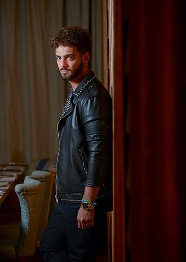 "Soy un chico que nació en Sevilla hace 22 años. Un tipo que tiene dos 'singles' en la calle, que ha trabajado por salas de todo el país, en todas las ciudades de España y que, ahora, saca este proyecto profesional".