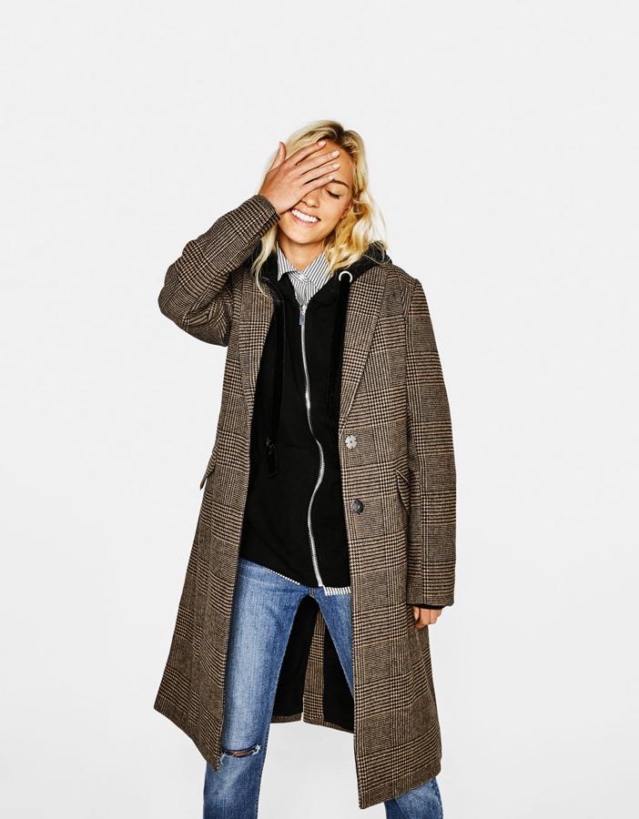 Bershka tiene su versión del maxi abrigo de moda por solo 49,99 euros.