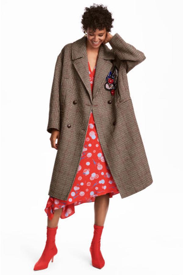 Este diseño con aplicaciones se puede encontrar en H&M por 129 euros.