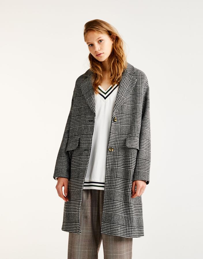 El maxi abrigo de moda, con estampado 'british', lo puedes encontrar en Pull & Bear por 49,99 euros.