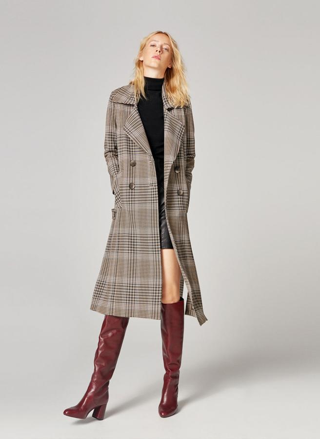 Maxi abrigo de lana, disponible en Uterqüe por 199 euros.