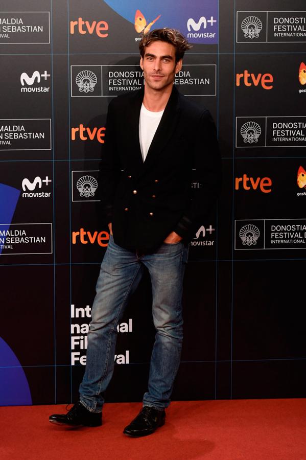 El modelo optó por un look muy desenadado enfundado en unos vaqueros.