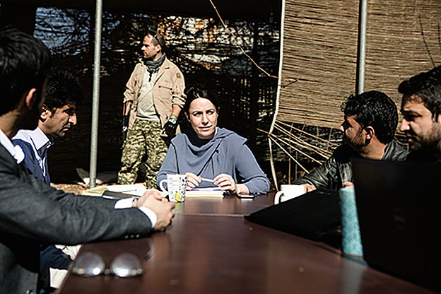La francesa Anne, durante una reunión con su equipo en el jardín de sus oficinas.