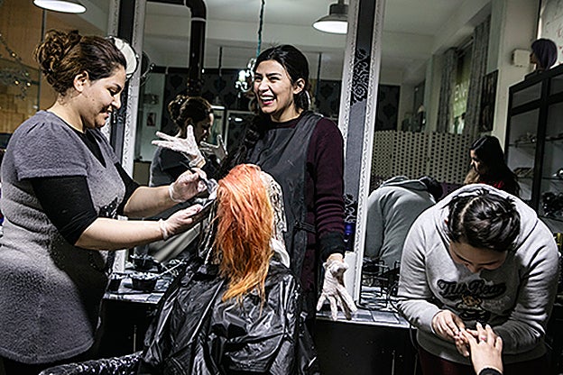 La iraní Athéna (en el centro) en su salón de belleza.