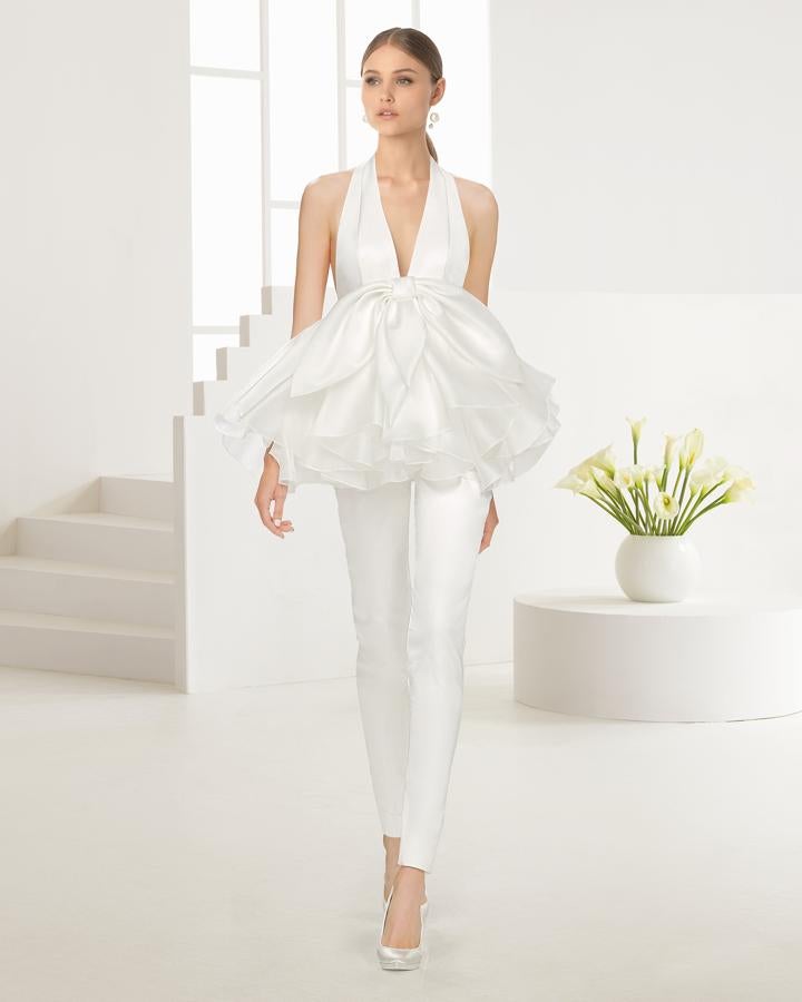 Body y volantes de organza de seda con pantalón pitillo.