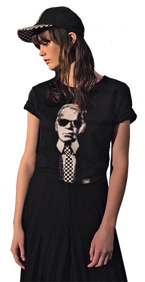 Karl Lagerfeld ha sacado su lado más urbanita en una colección cápsula para la firma Vans. El diseñador reinterpreta, con su toque chic parisino, varias piezas de la marca americana (todas en blanco y negro), incluida una camiseta con su imagen, que (¡como no!) le encanta.