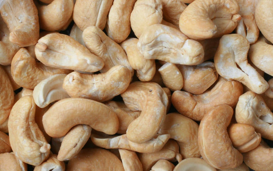 Si tienes caspa, toma anacardos o semillas de calabaza. Es el zinc lo que ayuda a prevenir la sequedad del cuero cabelludo y a reducir el riesgo de caspa. El lomo de cerdo, el yogur o los anacardos pueden ayudarte a alcanzar los 8 mg diarios recomendados