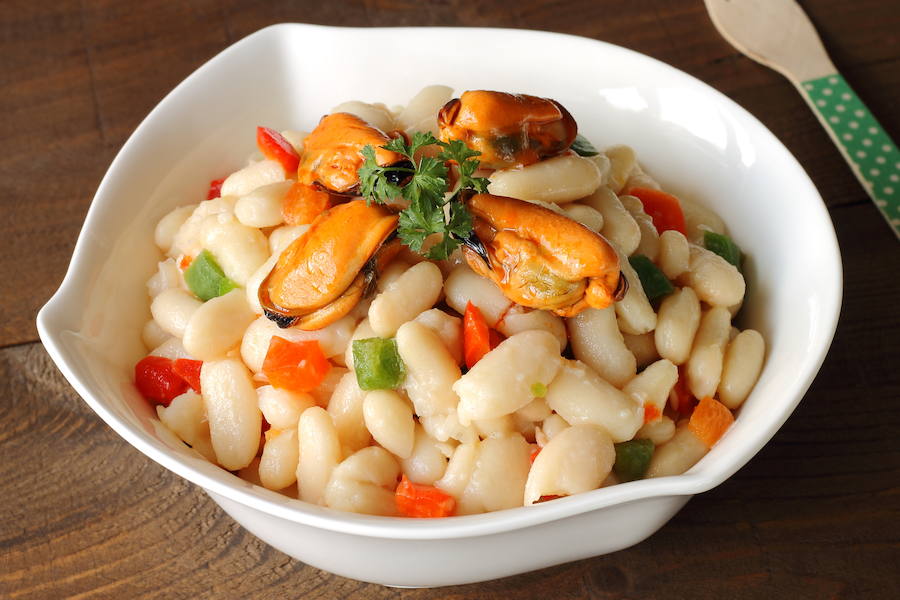 Si tu cuero cabelludo es cada vez más visible, toma alubias. Una caída de pelo importante puede indicar falta de hierro. Las almejas y las alubias son muy ricas en hierro. Si tus niveles de hierro están bien pero sigues perdiendo pelo, consulta a un dermatólogo.