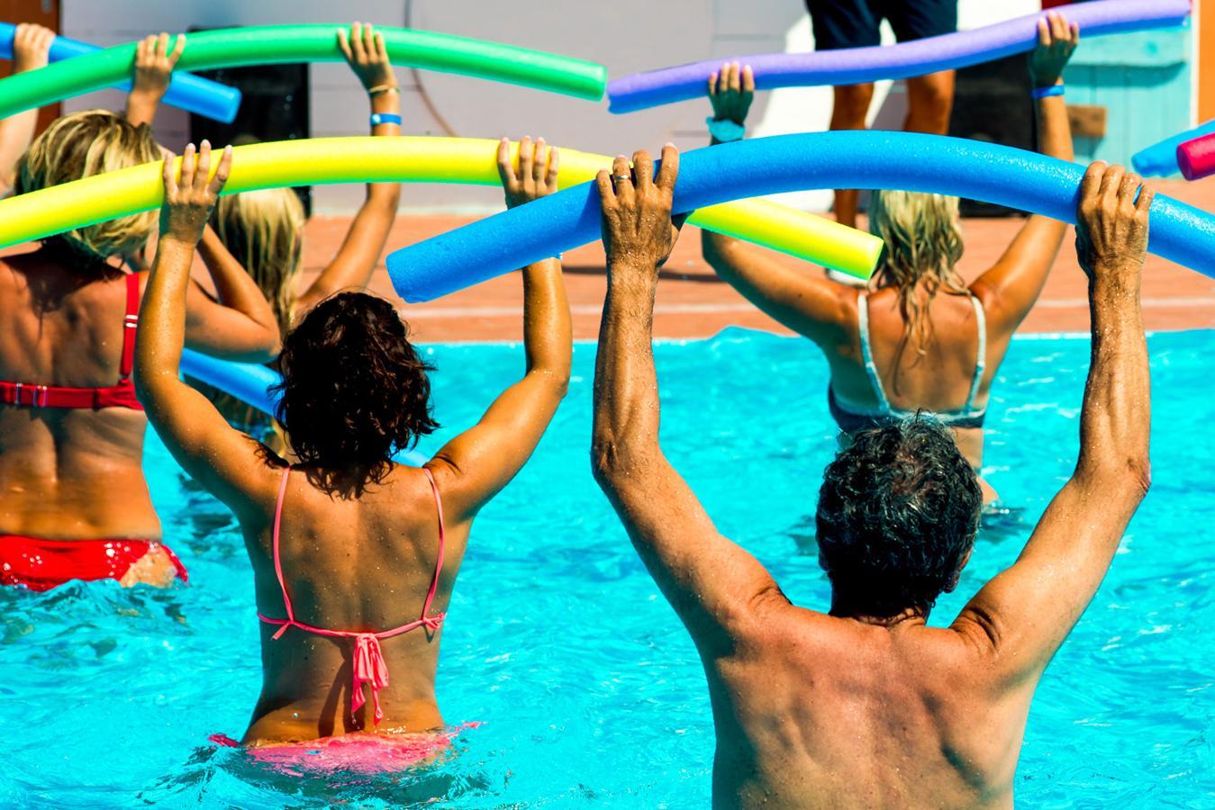 En cuanto llega el verano, este deporte se apodera de todas las piscinas. Si lo realizas conseguirás los mismos beneficios que en el aerobic pero sumado al peso del agua.