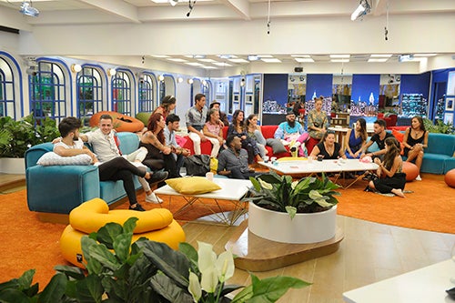 De nuevo, los todos los concursantes reunidos en el salón, pero esta vez desde otra perspectiva, con el jardín de fondo.